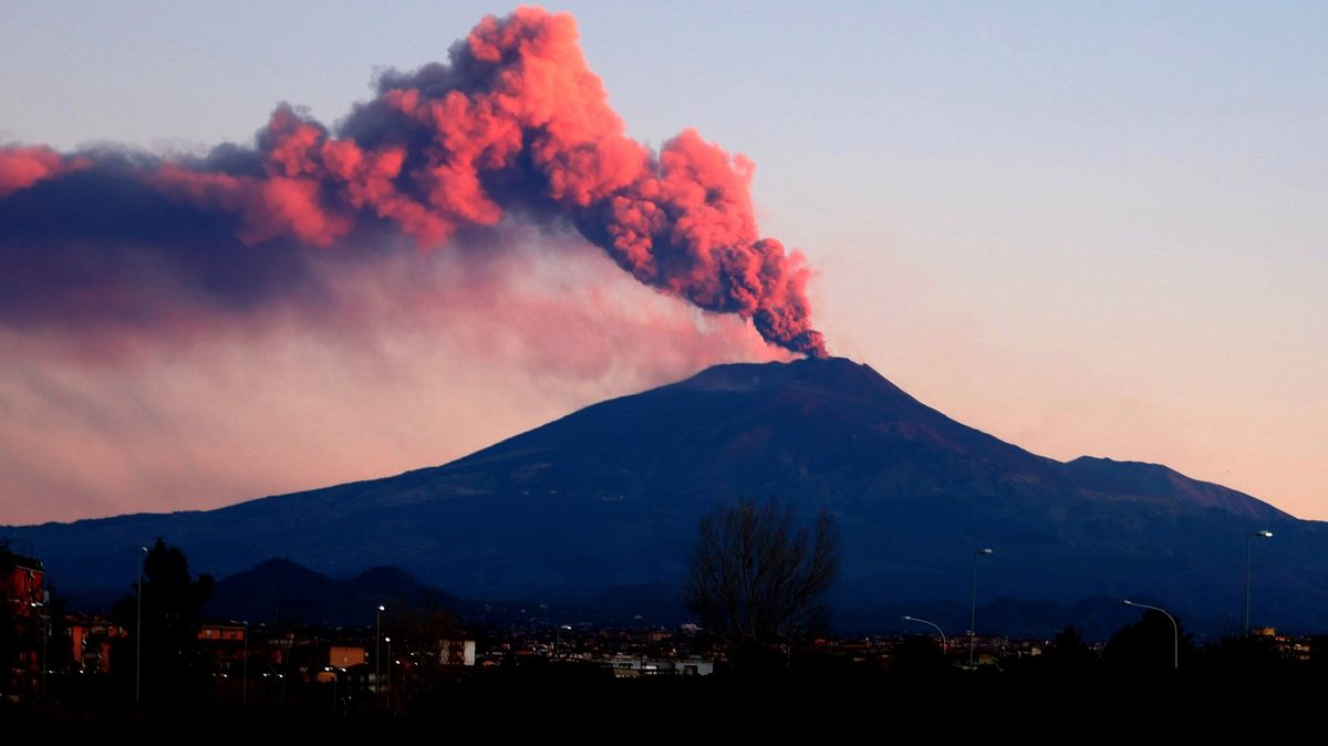 I vulcani Etna e Stromboli eruttano nel sud Italia